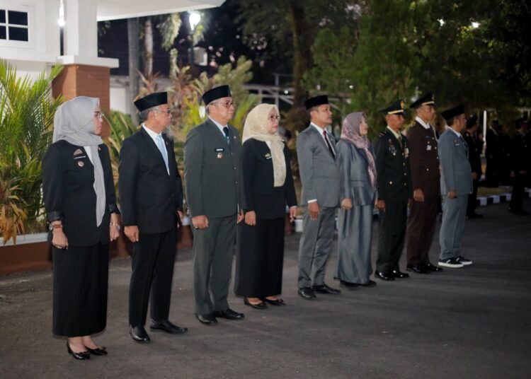 Semarak HUT ke-81 RI, Bupati dan Wabup Barru Ikuti Taptu dan Pawai Obor
