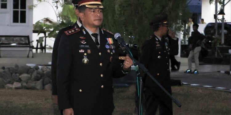 Kapolres Barru Pimpin Upacara Taptu dan Pawai Obor Sambut HUT ke-81 RI
