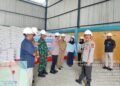 Kadis PTPHBUN Barru Bersama Tim Cek Kualitas dan Kuantitas Beras Bantuan Pangan di Gudang Bulog Madello
