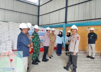 Kadis PTPHBUN Barru Bersama Tim Cek Kualitas dan Kuantitas Beras Bantuan Pangan di Gudang Bulog Madello
