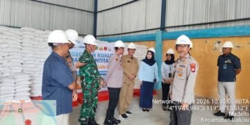 Kadis PTPHBUN Barru Bersama Tim Cek Kualitas dan Kuantitas Beras Bantuan Pangan di Gudang Bulog Madello