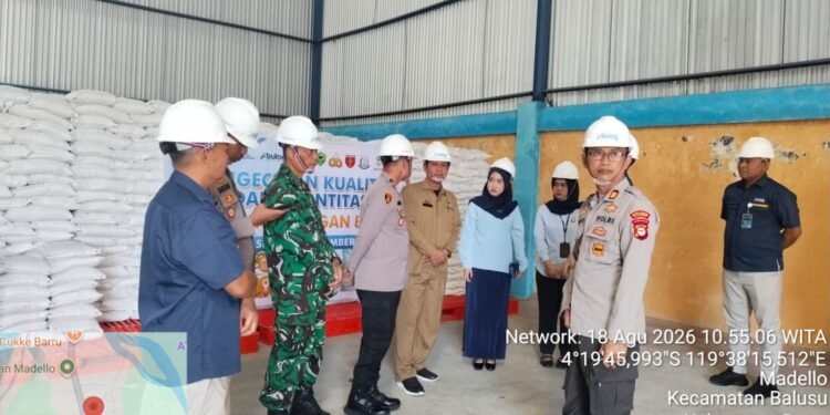 Kadis PTPHBUN Barru Bersama Tim Cek Kualitas dan Kuantitas Beras Bantuan Pangan di Gudang Bulog Madello