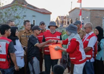 Bupati Barru Turun Langsung Salurkan Air Bersih untuk Warga Terdampak Kekeringan