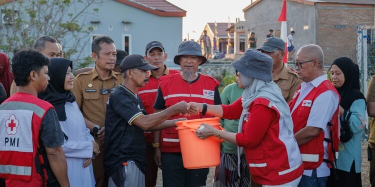 Bupati Barru Turun Langsung Salurkan Air Bersih untuk Warga Terdampak Kekeringan