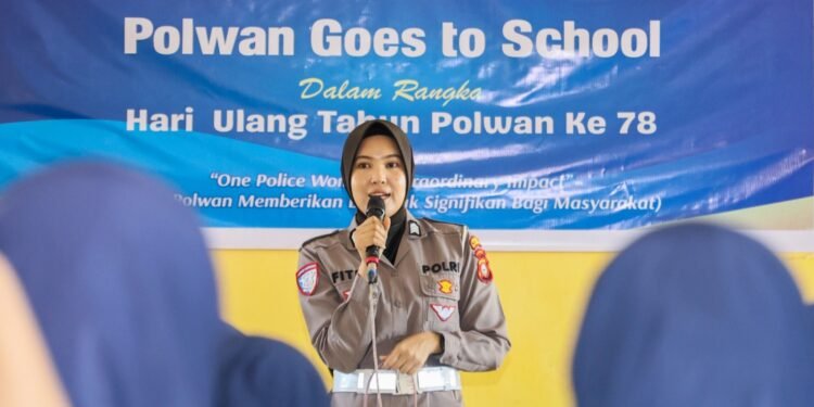 Polwan Polres Barru Edukasi Pelajar SMPN 1 Barru soal Pertemanan Sehat dan Batasan Diri