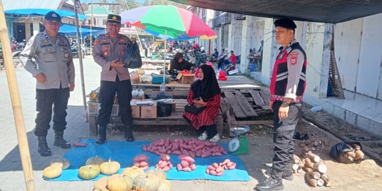 Sambangi Pedagang dan Pengunjung, Polsek Soppeng Riaja Imbau Warga Waspadai Kriminalitas