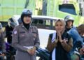 Humanis! Satlantas Polres Barru Pantau Antrean BBM Sambil Bagikan Makanan Ringan