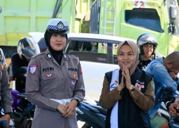 Humanis! Satlantas Polres Barru Pantau Antrean BBM Sambil Bagikan Makanan Ringan