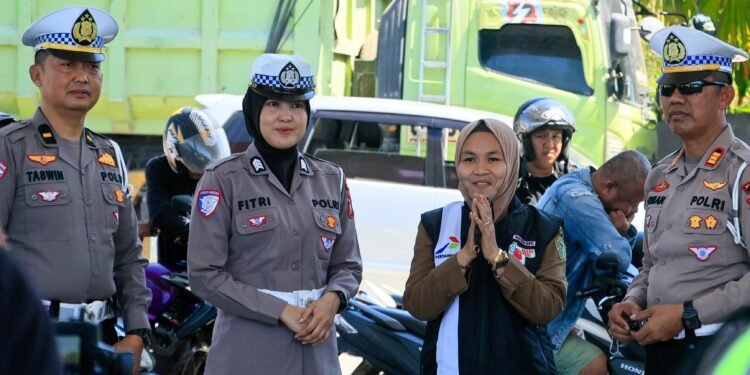 Humanis! Satlantas Polres Barru Pantau Antrean BBM Sambil Bagikan Makanan Ringan