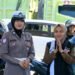Humanis! Satlantas Polres Barru Pantau Antrean BBM Sambil Bagikan Makanan Ringan