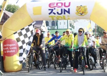 Bupati Andi Ina Hadiri Fun Walk Fun Bike Hari Jadi Karang Taruna ke-66 di Palanro