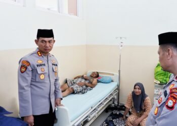 Tunjukkan Kepedulian di Awal Tugas, Kapolres Barru Jenguk Personel dan Keluarga di Rumah Sakit