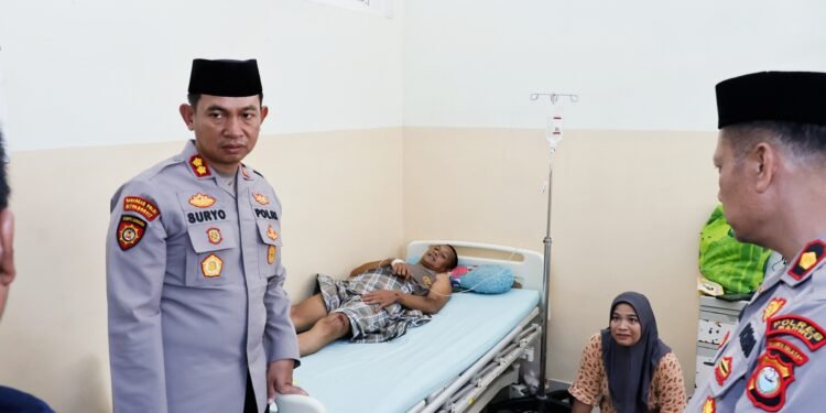 Tunjukkan Kepedulian di Awal Tugas, Kapolres Barru Jenguk Personel dan Keluarga di Rumah Sakit