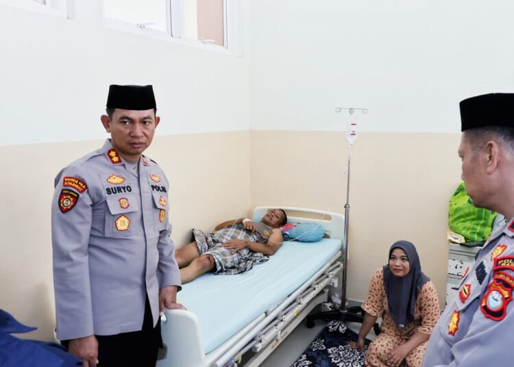 Tunjukkan Kepedulian di Awal Tugas, Kapolres Barru Jenguk Personel dan Keluarga di Rumah Sakit