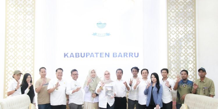 Bupati Barru Dukung Aksi Penanaman Pohon dalam Kemah Bakti Lingkungan Sulsel