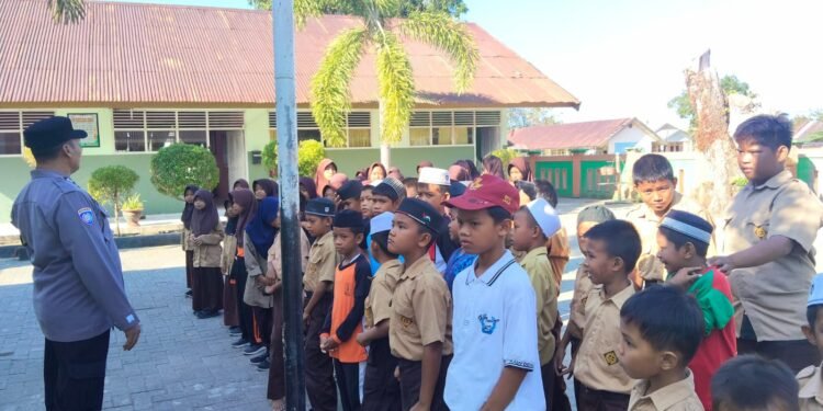 Cegah Bullying Sejak Dini, Bhabinkamtibmas Edukasi Siswa SDN 142 Desa Kupa