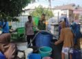 Kemarau Panjang, Bhabinkamtibmas dan Babinsa Salurkan 9.000 Liter Air Bersih untuk Warga Pao Pao