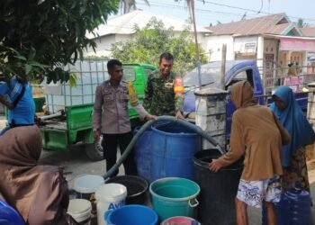 Kemarau Panjang, Bhabinkamtibmas dan Babinsa Salurkan 9.000 Liter Air Bersih untuk Warga Pao Pao