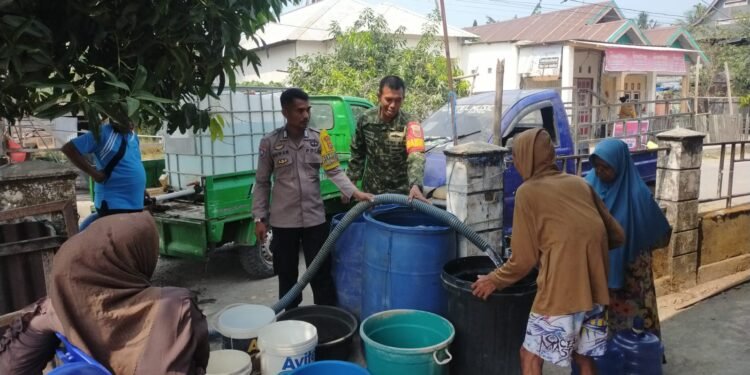 Kemarau Panjang, Bhabinkamtibmas dan Babinsa Salurkan 9.000 Liter Air Bersih untuk Warga Pao Pao