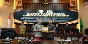 Wabup Barru Serahkan Rancangan KUA-PPAS 2027, Pertumbuhan Ekonomi Ditargetkan 6,31 Persen