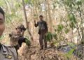 Bhabinkamtibmas Polsek Tanete Riaja Bersama Warga Padamkan Kebakaran Lahan Perkebunan