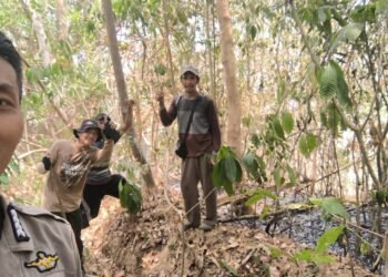Bhabinkamtibmas Polsek Tanete Riaja Bersama Warga Padamkan Kebakaran Lahan Perkebunan