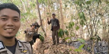 Bhabinkamtibmas Polsek Tanete Riaja Bersama Warga Padamkan Kebakaran Lahan Perkebunan