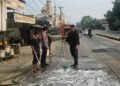 Gerak Cepat Polsek Balusu Bersama Damkar dan Warga Bersihkan Tumpahan Solar di Jalan Poros Makassar–Parepare