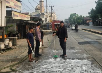 Gerak Cepat Polsek Balusu Bersama Damkar dan Warga Bersihkan Tumpahan Solar di Jalan Poros Makassar–Parepare