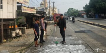 Gerak Cepat Polsek Balusu Bersama Damkar dan Warga Bersihkan Tumpahan Solar di Jalan Poros Makassar–Parepare