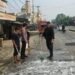 Gerak Cepat Polsek Balusu Bersama Damkar dan Warga Bersihkan Tumpahan Solar di Jalan Poros Makassar–Parepare