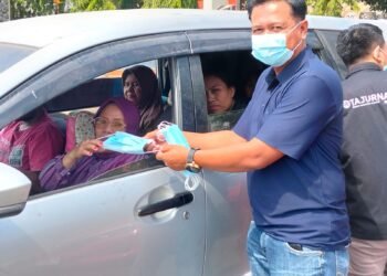 Kualitas Udara Tak Sehat, PWI Barru Bagikan Masker sekaligus Dukung Sekolah Daring