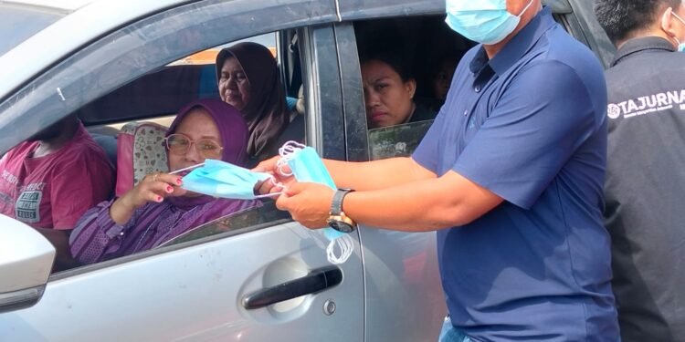 Kualitas Udara Tak Sehat, PWI Barru Bagikan Masker sekaligus Dukung Sekolah Daring