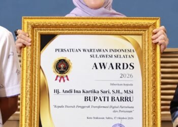 Bupati Barru Raih PWI Sulsel Awards 2026, Terima Penghargaan Kepala Daerah Penggerak Transformasi Digital Pariwisata dan Pertanian