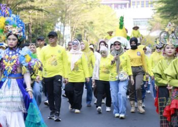 Bupati dan Wabup Barru Pimpin Kontingen Jalan Sehat Anti Mager, Si Naru Curi Perhatian di Karnaval Budaya