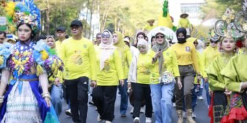 Bupati dan Wabup Barru Pimpin Kontingen Jalan Sehat Anti Mager, Si Naru Curi Perhatian di Karnaval Budaya