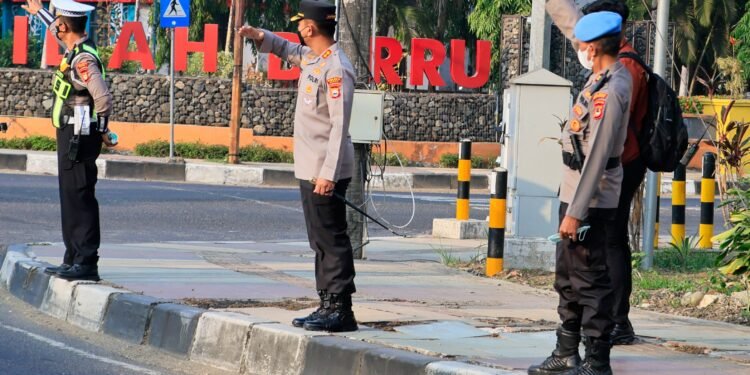 Peduli Keselamatan dan Kesehatan, Kapolres Barru Pimpin Pengaturan Lalu Lintas di Tugu Payung