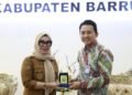 Penuh Keakraban, Bupati Barru Lepas Pinca BRI Ardiansyah dengan Plakat Kenangan