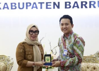 Penuh Keakraban, Bupati Barru Lepas Pinca BRI Ardiansyah dengan Plakat Kenangan