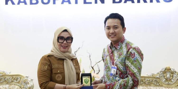 Penuh Keakraban, Bupati Barru Lepas Pinca BRI Ardiansyah dengan Plakat Kenangan