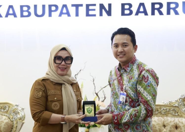 Penuh Keakraban, Bupati Barru Lepas Pinca BRI Ardiansyah dengan Plakat Kenangan
