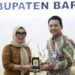 Penuh Keakraban, Bupati Barru Lepas Pinca BRI Ardiansyah dengan Plakat Kenangan