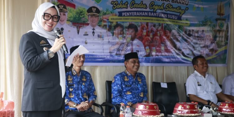 Dukung Pencegahan Stunting, Bupati Barru Salurkan 3.840 Pcs Susu untuk 64 Anak di Tanete Rilau