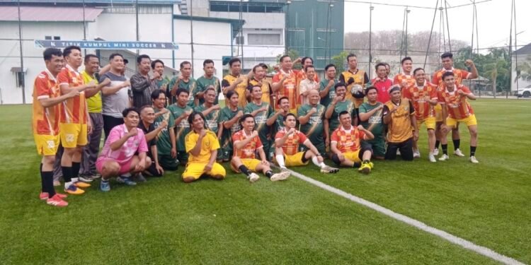 Pererat Silaturahmi, PWI Barru dan Kapolres Barru Jajal Lapangan Mini Soccer di Titik Kumpul Parepare