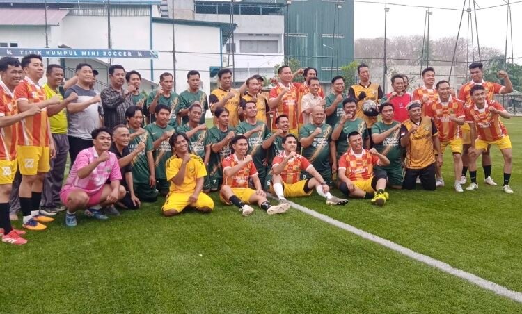 Pererat Silaturahmi, PWI Barru dan Kapolres Barru Jajal Lapangan Mini Soccer di Titik Kumpul Parepare